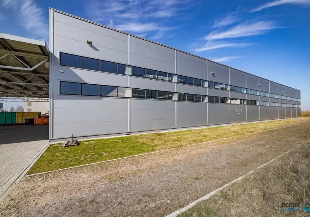 Projektowanie hali z płyty warstwowej – kluczowe aspekty