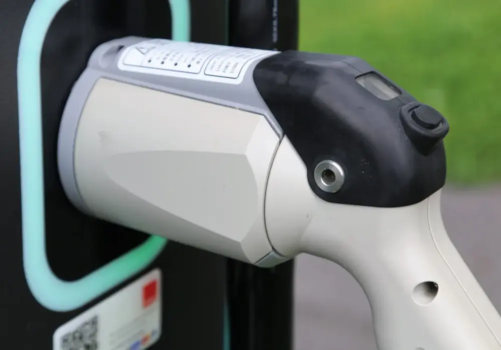 Jak bezpiecznie i tanio ładować samochód elektryczny w domu – praktyczne porady