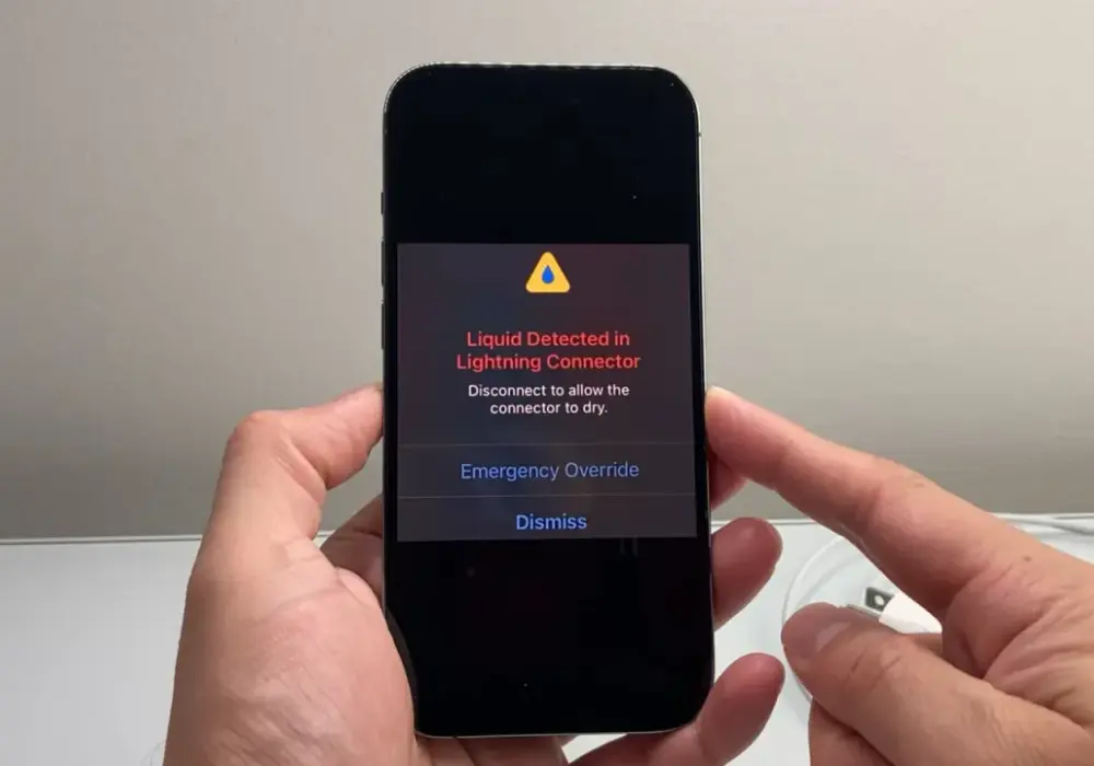 iPhone - wykryto ciecz w porcie? Co robić, czego nie