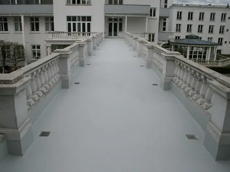 Jaką farbą na balkon? Wybierz najlepsze rozwiązanie dla swojego balkonu