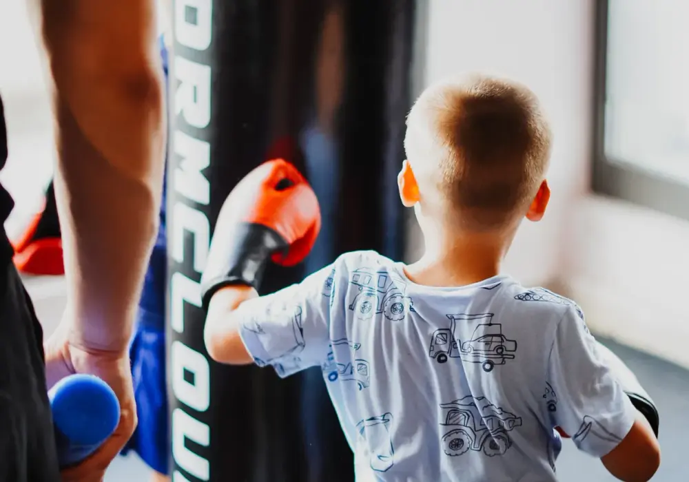 Boks dla dzieci: Korzyści, bezpieczeństwo i pierwszy trening - poradnik