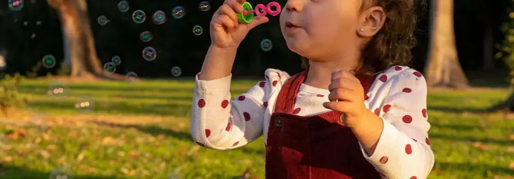 Kiedy pierwsze kolczyki dla dziewczynki? Bezpieczne decyzje dla rodziców