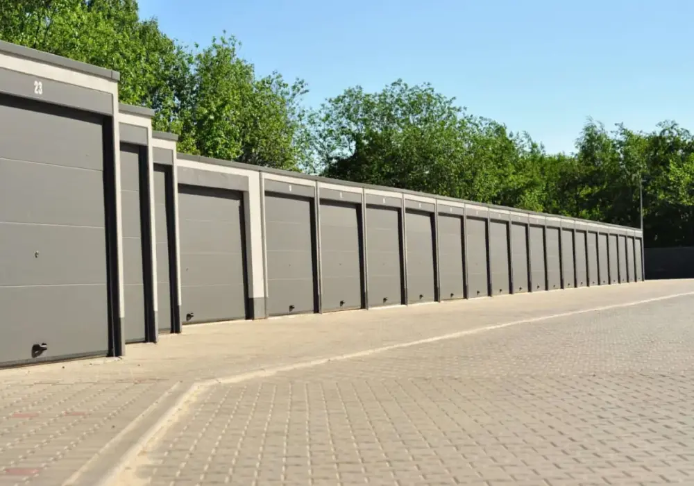 Garaż betonowy prefabrykowany: przewodnik, koszty, montaż, prawo