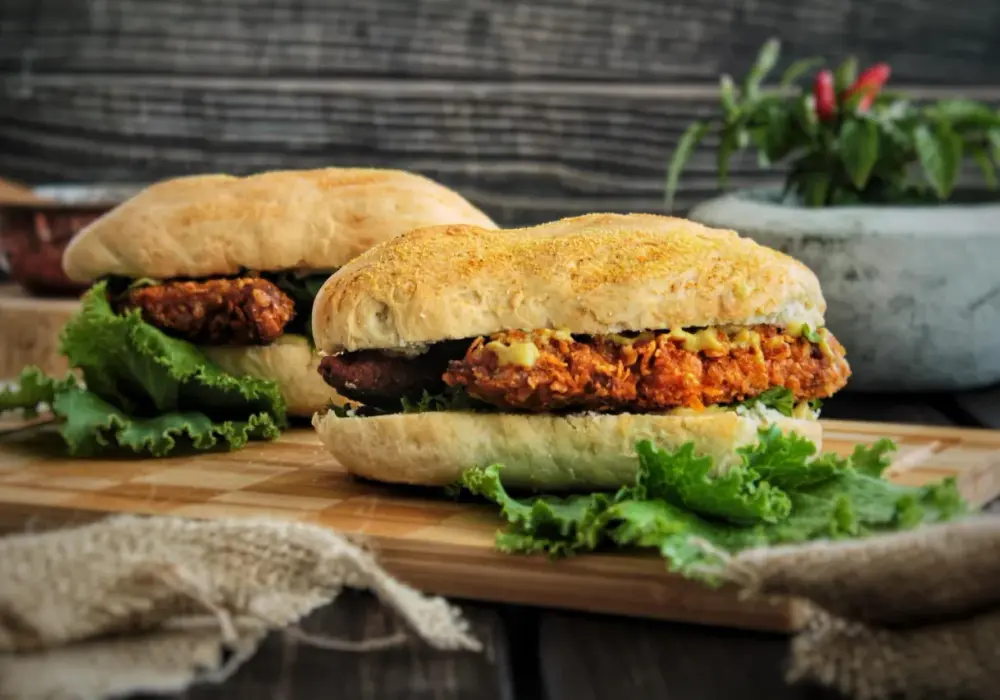 Jak odgrzać burgera w piekarniku? Soczysty kotlet i chrupiąca bułka