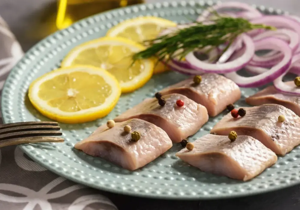 Jakie przyprawy do śledzi, aby wzbogacić ich smak i aromat?