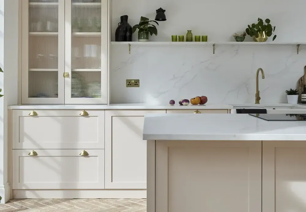 Nowoczesne kuchnie w duchu „cichego luksusu”: stonowany design, premium materiały, przemyślane okucia