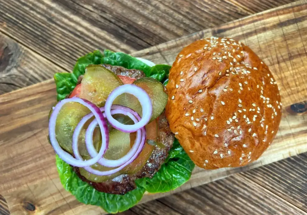 Jak przyprawić mięso wołowe na burgery, by były soczyste i smaczne