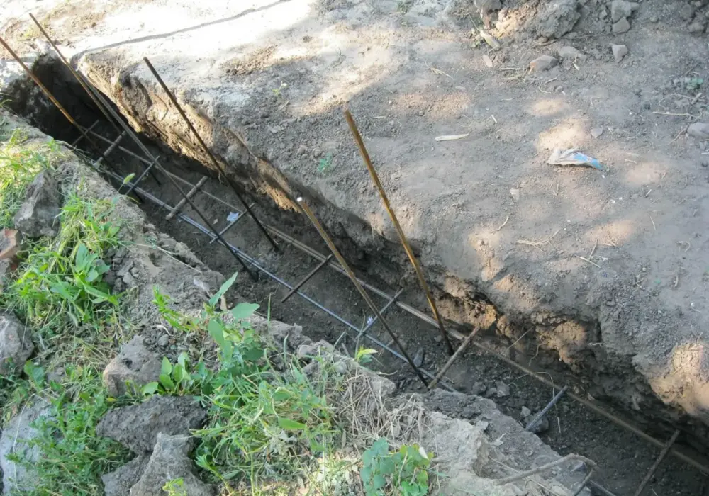 Jak zrobić fundament pod ogrodzenie, aby uniknąć problemów z trwałością