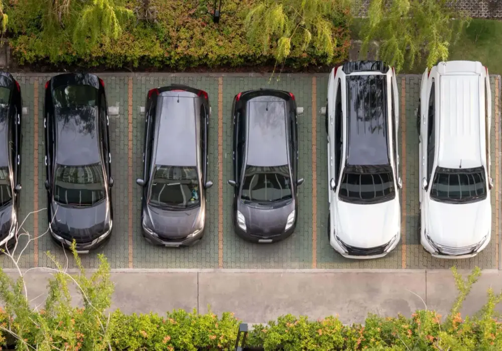 Parking przy budynku - odległości od okien i granicy działki