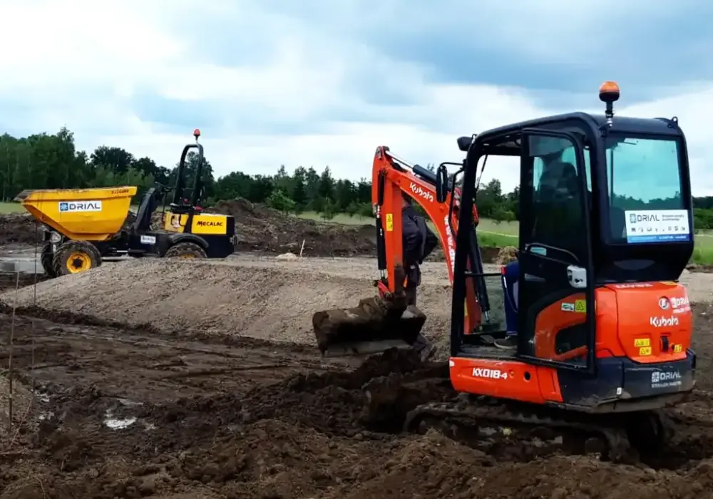 Ile kosztuje minikoparka? Ceny, wynajem, leasing - pełny przewodnik