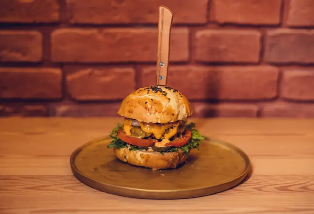 Ile kcal ma hamburger? Zaskakujące różnice w kaloryczności!