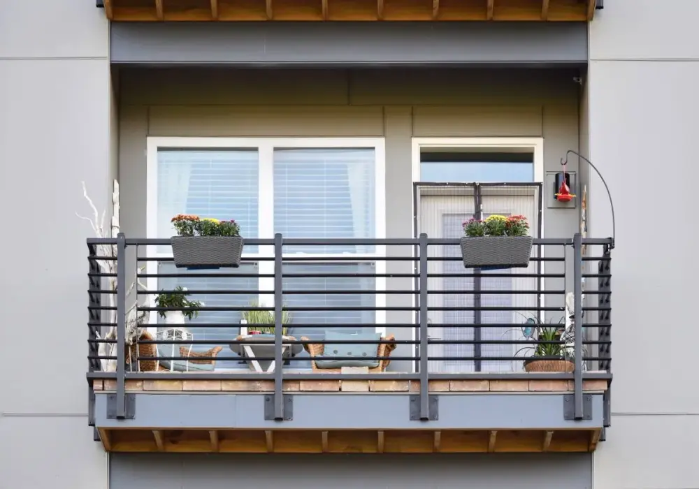 Balkon dostawny: Formalności, koszty, montaż i zalety - poznaj szczegóły