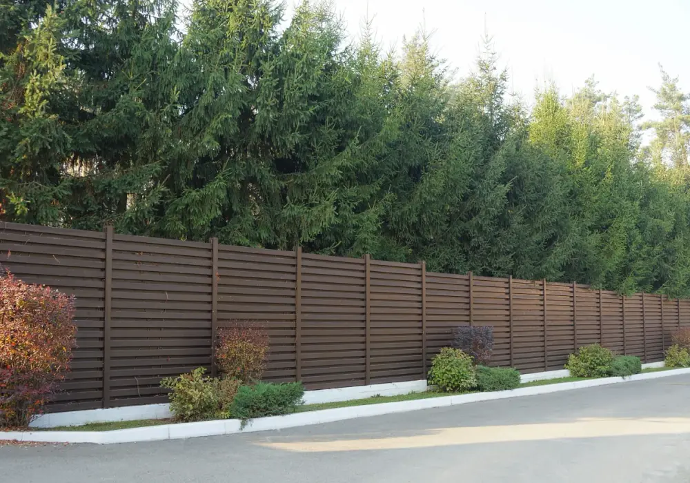 Jak skutecznie zasłonić płot od sąsiada i zyskać prywatność w ogrodzie