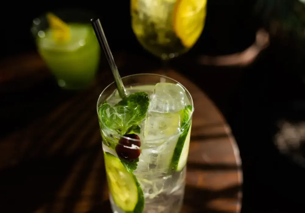 Jak zrobić drink z ogórkiem? Przepisy i triki na lato