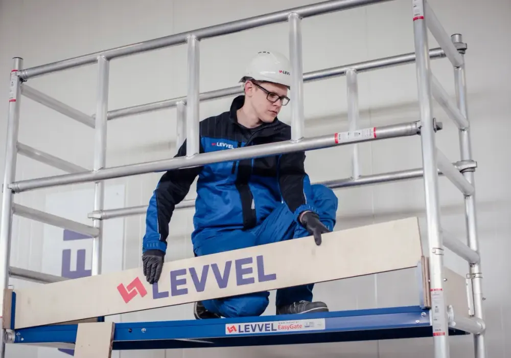 Jak bezpiecznie zmontować rusztowanie aluminiowe? Instrukcja krok po kroku