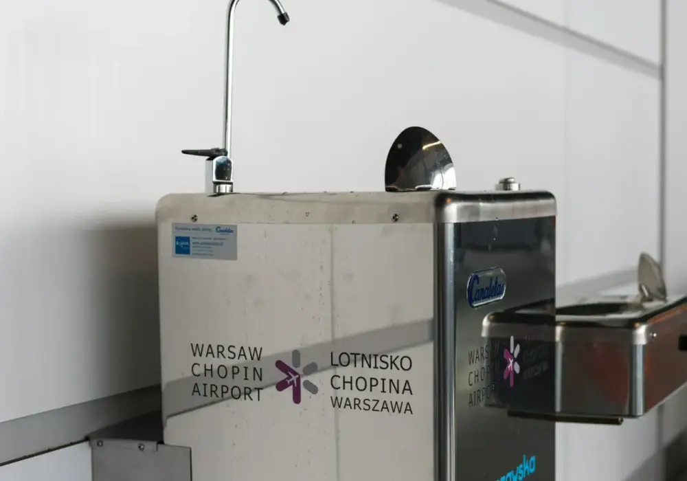 Woda na Lotnisku Chopina: Zasady wnoszenia i darmowa dostępność