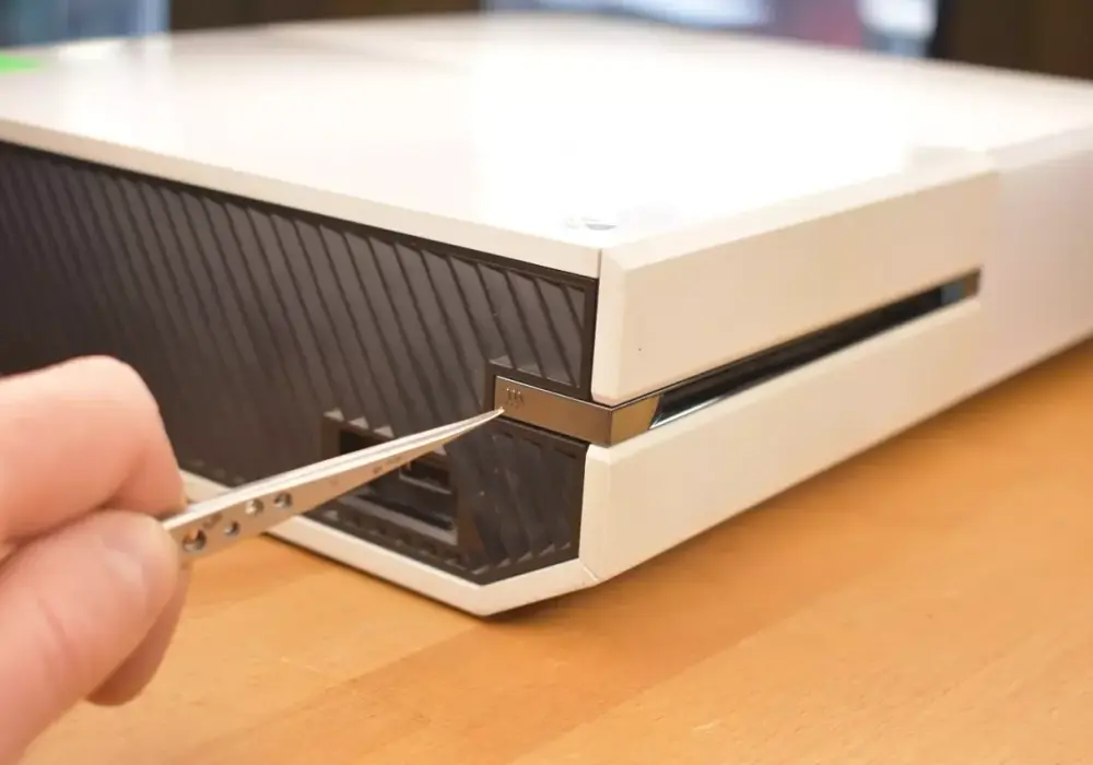 Przycisk parowania Xbox One - Gdzie jest i jak połączyć pada?