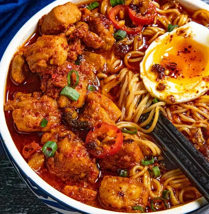 Jak zrobić buldak ramen w domu? Prosty przepis i wskazówki dla miłośników ostrych dań