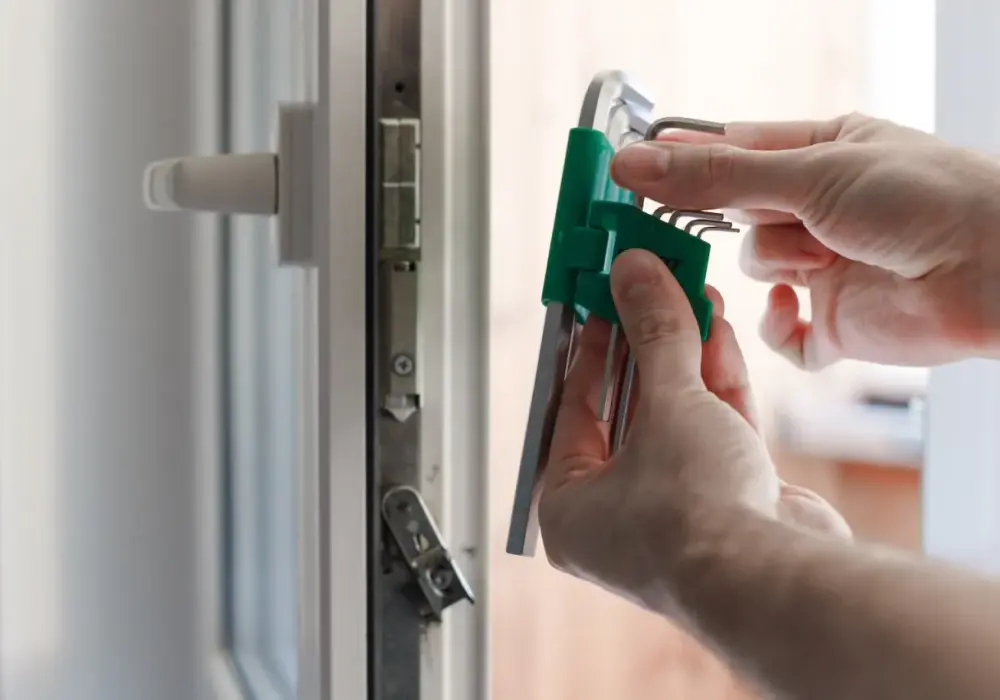 Jak wyregulować docisk okna? Prosty poradnik DIY