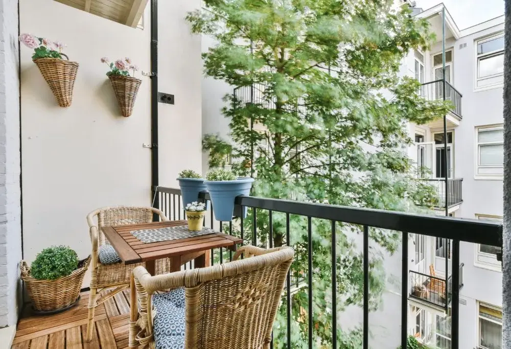 Jak udekorować balkon w bloku, aby stworzyć przytulną przestrzeń?