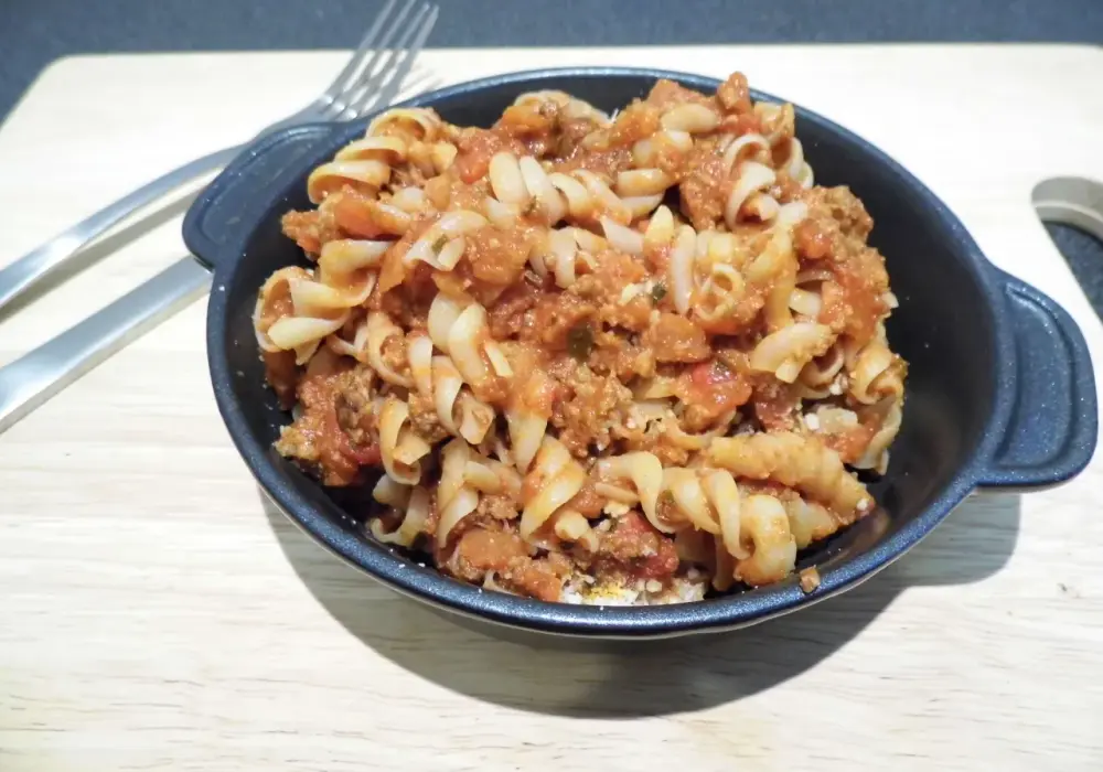 Ile kalorii ma spaghetti bolognese? Sprawdź i odchudź swój talerz