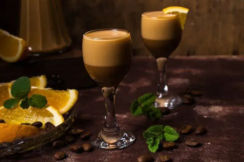 Najlepsze drinki z likierem kawowym i mlekiem, które musisz spróbować
