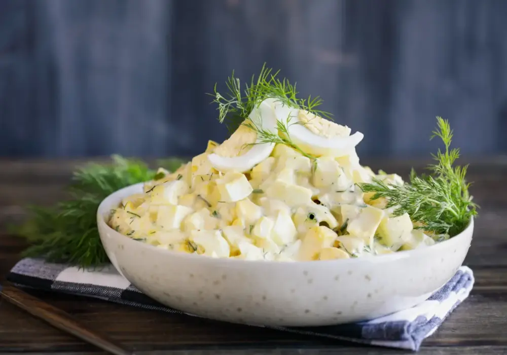 Sałatka jajeczna na śniadanie - Przepis na idealną!