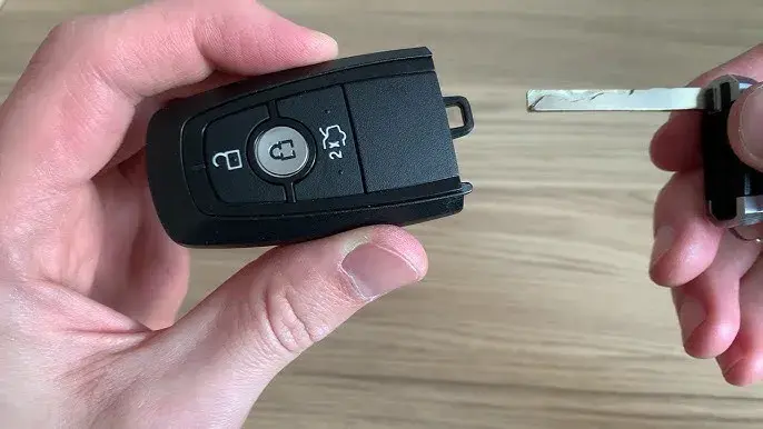 Wymiana baterii w kluczyku Ford Mondeo MK4 - uniknij problemów z pilotem