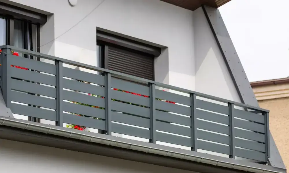 Balustrada aluminiowa czy stalowa - co wybrać, aby zaoszczędzić?