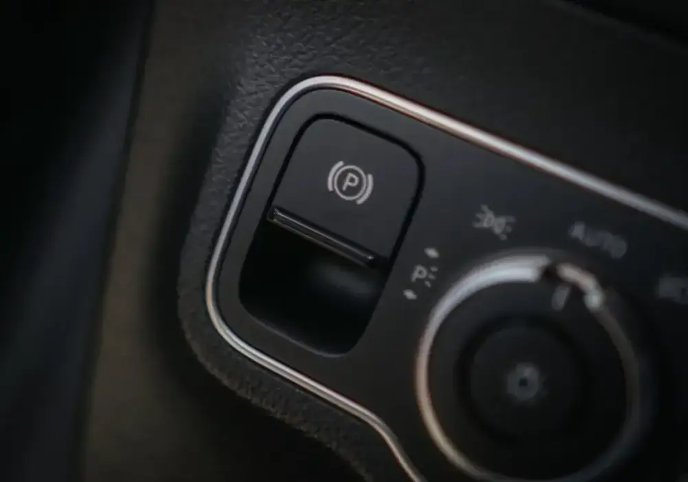 Hamulec postojowy - Jak używać, by auto nie stoczyło się?