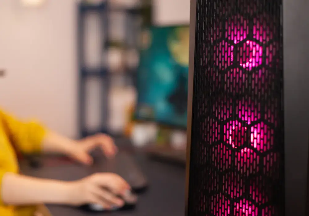 Wyciszona obudowa Midi Tower: Sekret cichego PC dla webdesignera