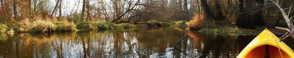 Jak się ubrać na kajaki jesienią, by nie zmarznąć i cieszyć się wodą