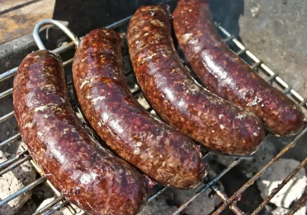 Grillowana kiełbasa - Jak sprawić, by była soczysta i nie pękała?