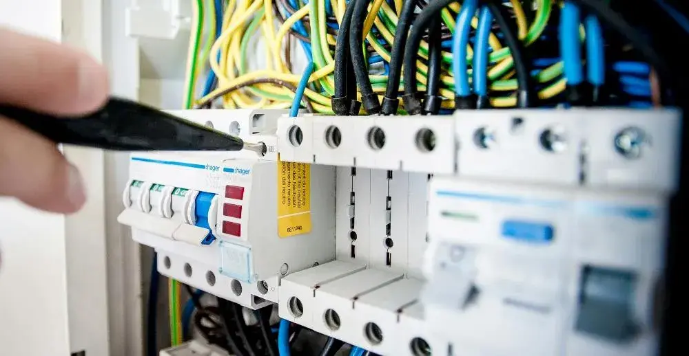 Ile trwa kurs na elektryka? Zaskakujące fakty o czasie trwania kursów