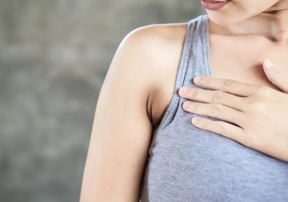 Przebarwienia pod pachami - skąd się biorą i jak je rozjaśnić