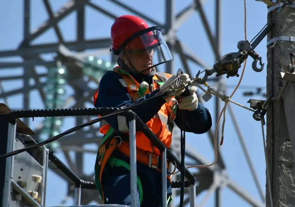 Ile zarabia elektryk? Zobacz, jak podnieść zarobki!