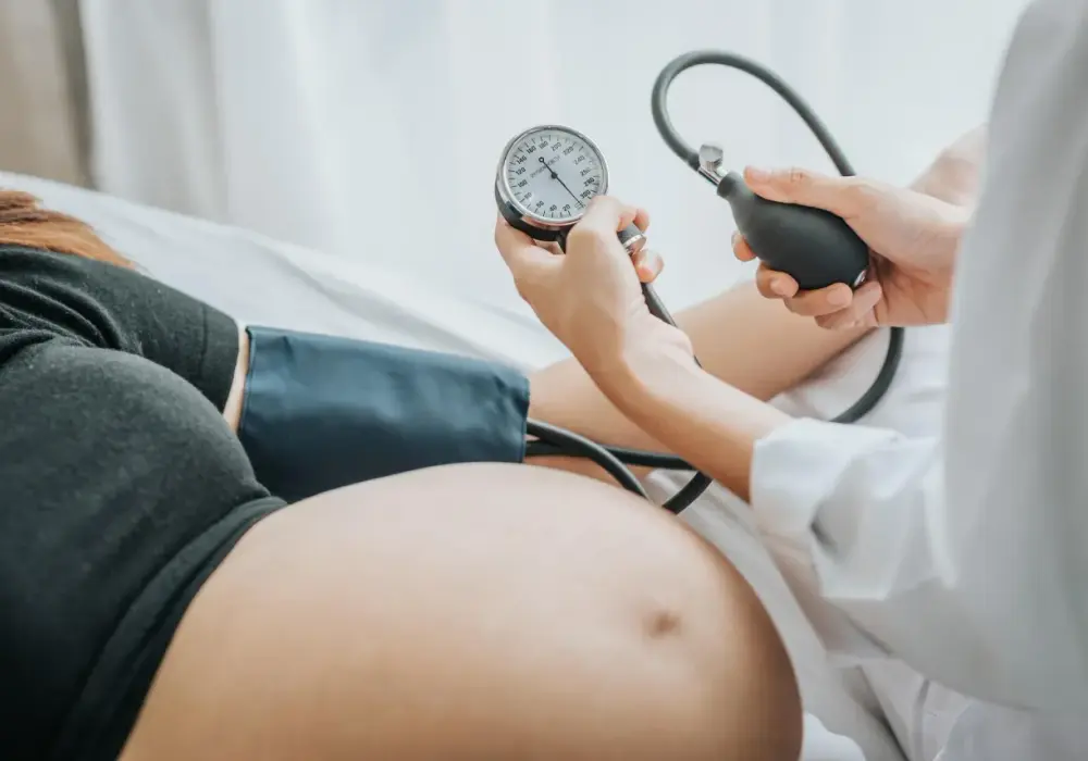 Wysokie ciśnienie w ciąży - kiedy do szpitala? Sygnały alarmowe
