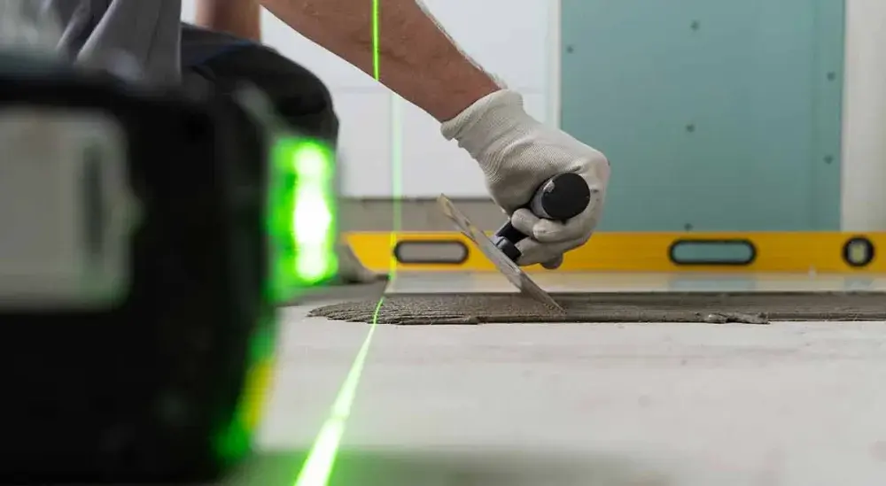Jaką poziomicę laserową kupić, aby uniknąć błędów w remontach?