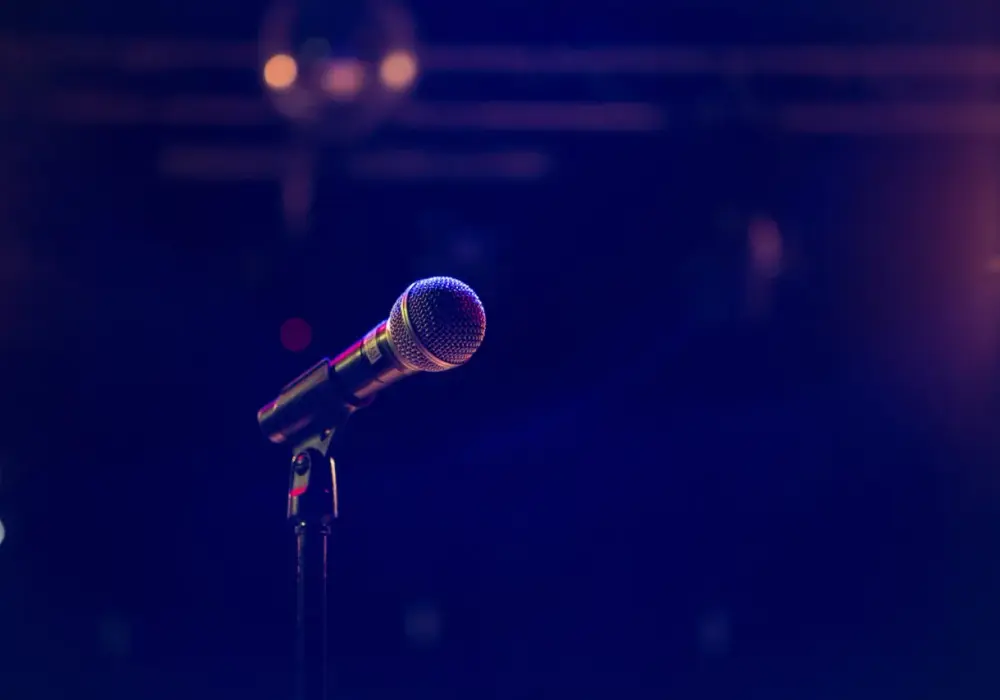 Polski stand-up - kogo warto znać i jak wybrać występ