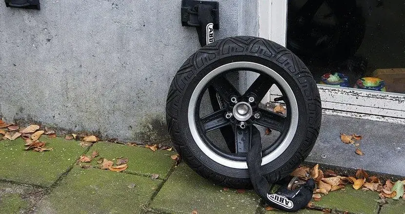 Kotwa do motocykla - jak wybrać najlepsze zabezpieczenie przed kradzieżą
