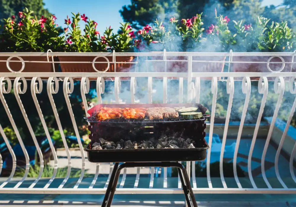 Grill jednorazowy na balkonie - co musisz wiedzieć, aby nie narazić się sąsiadom