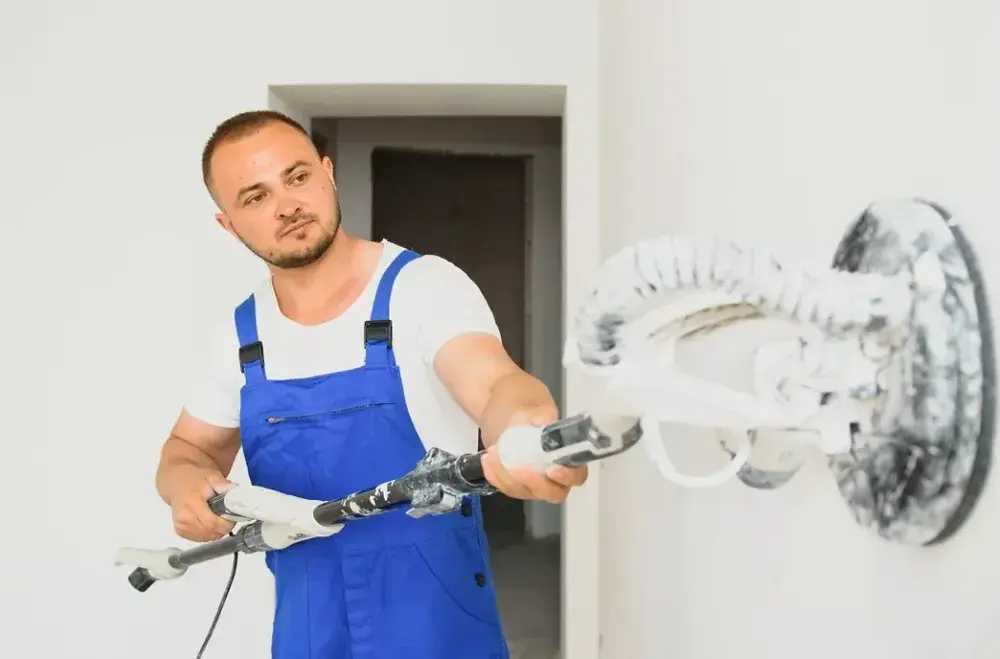 Jak skutecznie poradzić sobie z nierównymi ścianami w domu