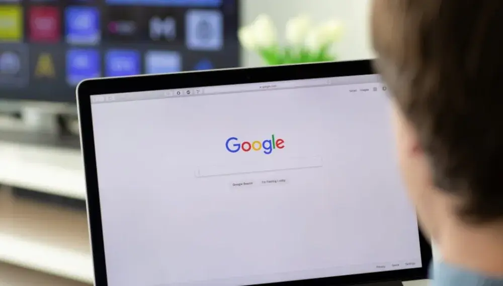 Jak podłączyć MacBooka do telewizora bezprzewodowo i uniknąć problemów
