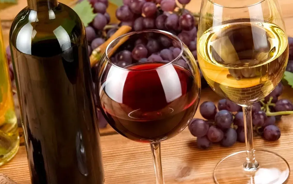 Czy czerwone wino podnosi ciśnienie? Odkryj ukryte skutki zdrowotne