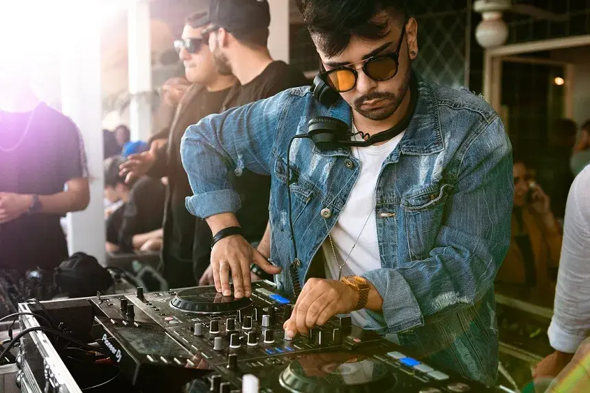 Ile zarabia DJ? Sprawdź, ile możesz zarobić w tej profesji i od czego to zależy