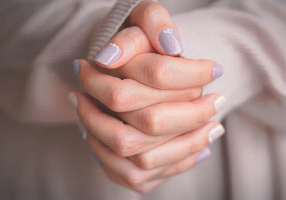 Manicure na komunię - delikatne wzory i kolory, które warto wybrać