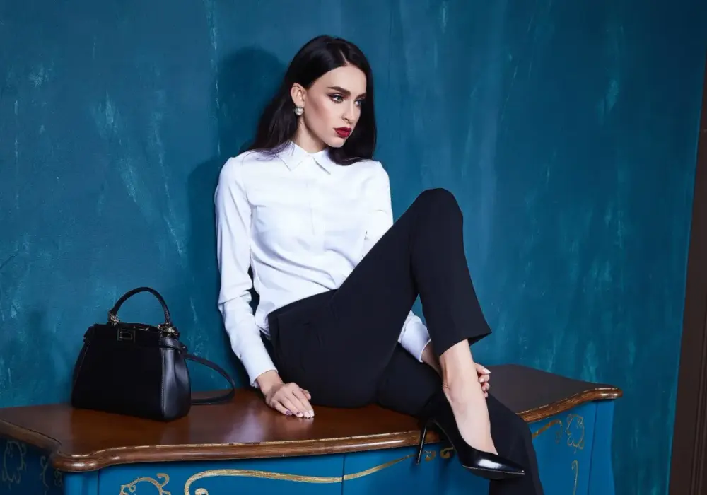 Spodnie bootcut co to znaczy i jak je nosić w modzie codziennej