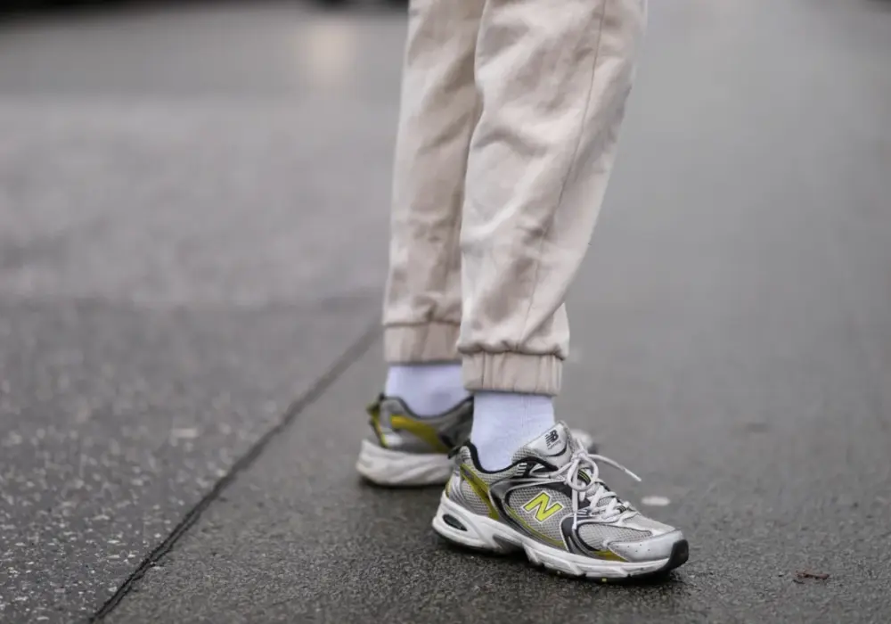 Jakie buty do spodni z gumką na dole - stylizacje, które zachwycą