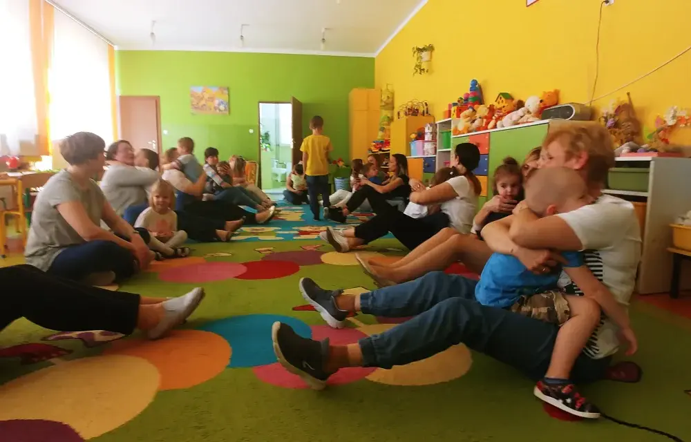 Zabawy integracyjne dla dzieci i rodziców w przedszkolu – proste pomysły na lepszą relację