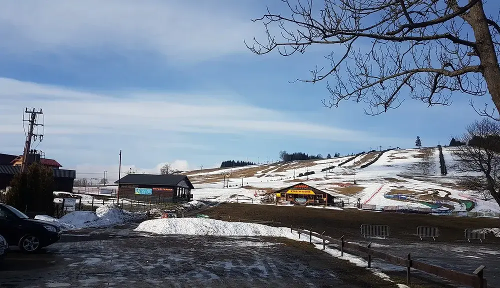 Gdzie parking za darmo przy Przełęczy Sokolej? 5 ukrytych miejsc!